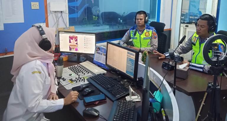 Selain Terjun Langsung Satlantas Polres Malang Sosialisasi Operasi Patuh Semeru 2025 Melalui Radio