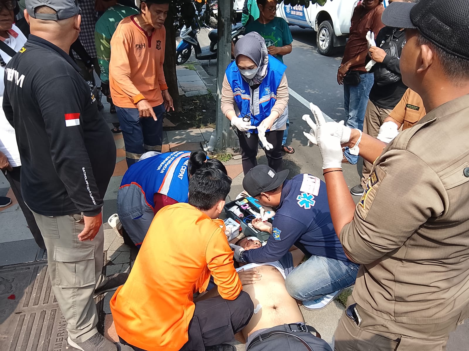 Kecelakaan di Perak Timur, Pengendara Xpander Luka dan Dilarikan ke RS PHC