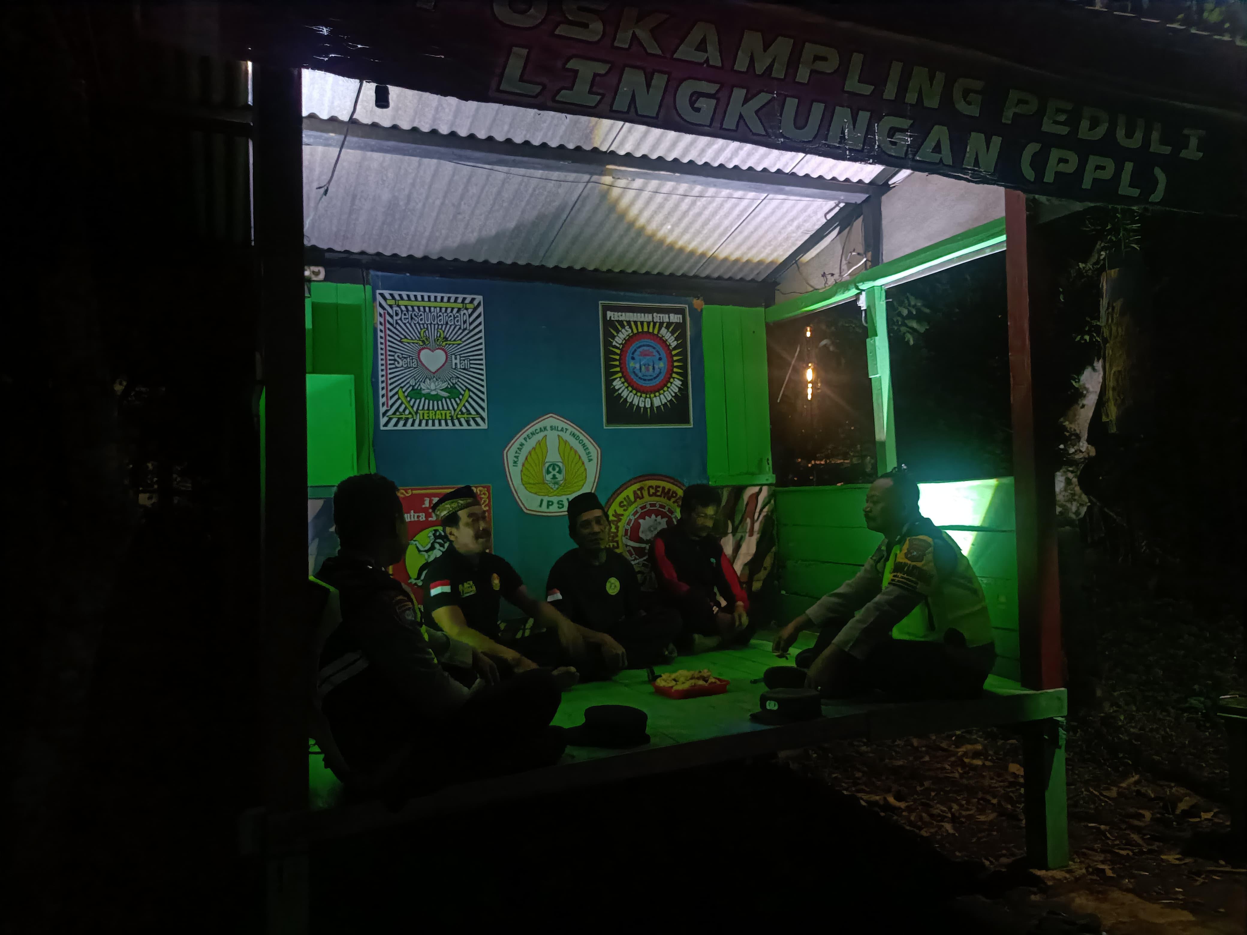 Perkuat Poskamling, Polisi Ngawi Laksanakan Asistensi Siskamling di Jogorogo 