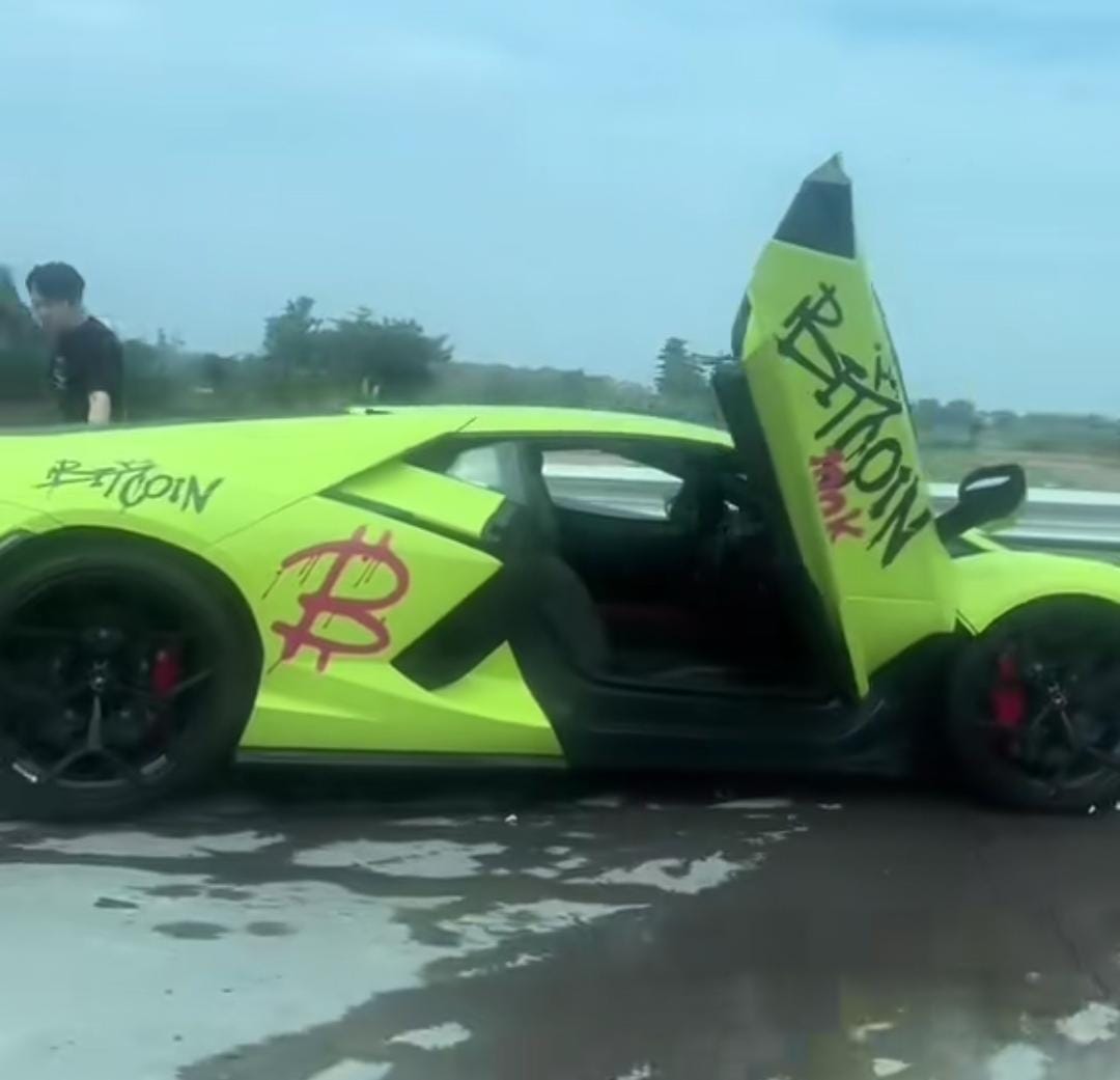 Hilang Kendali, Lamborghini Tabrak Suzuki Ignis di Tol Jombang