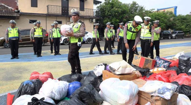 Polres Bangkalan Peduli Palestina, Pasok Ratusan Paket Pakaian Layak Pakai ke Jalur Gaza