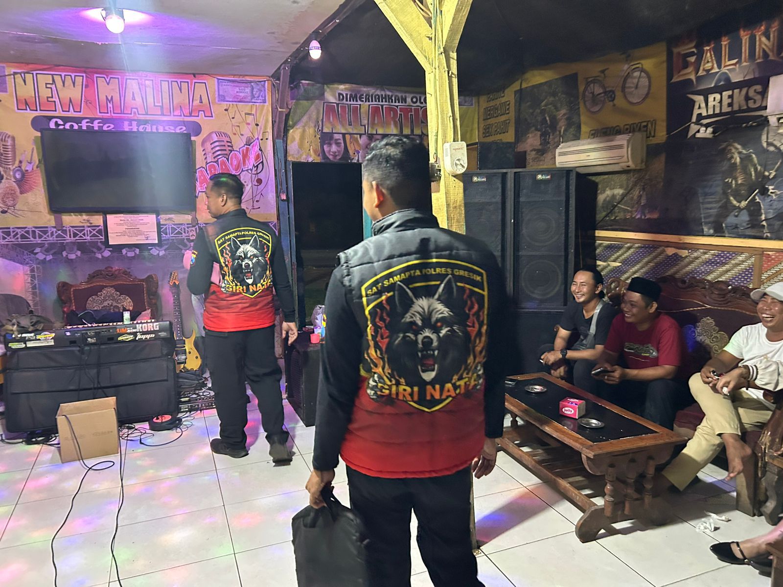 Polisi Razia Warkop Pangku di Lowayu Gresik, Puluhan Botol Miras Disita