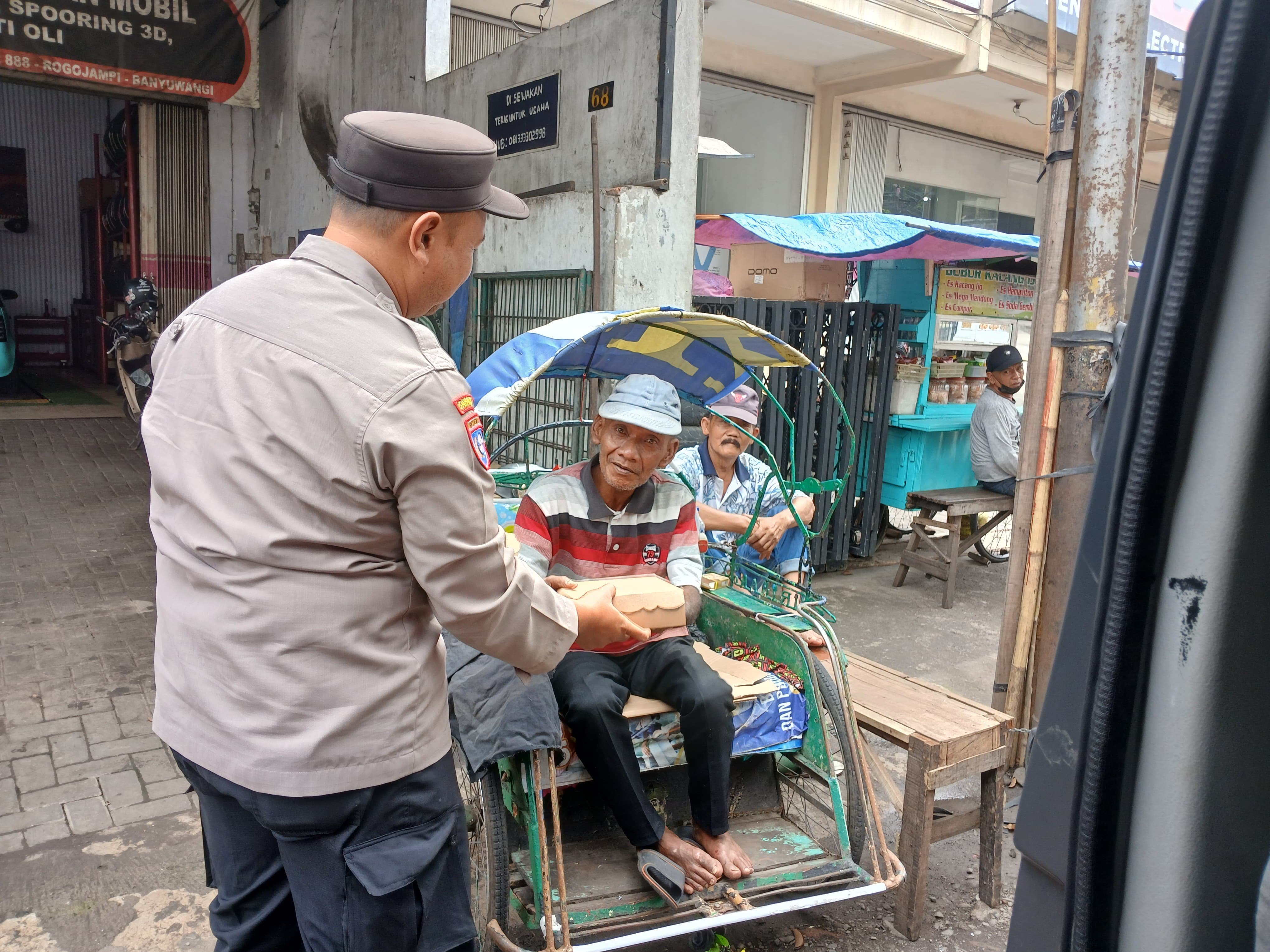 Tebar Kepedulian di Jum’at Berkah, Polresta Banyuwangi Salurkan Ratusan Nasi Kotak