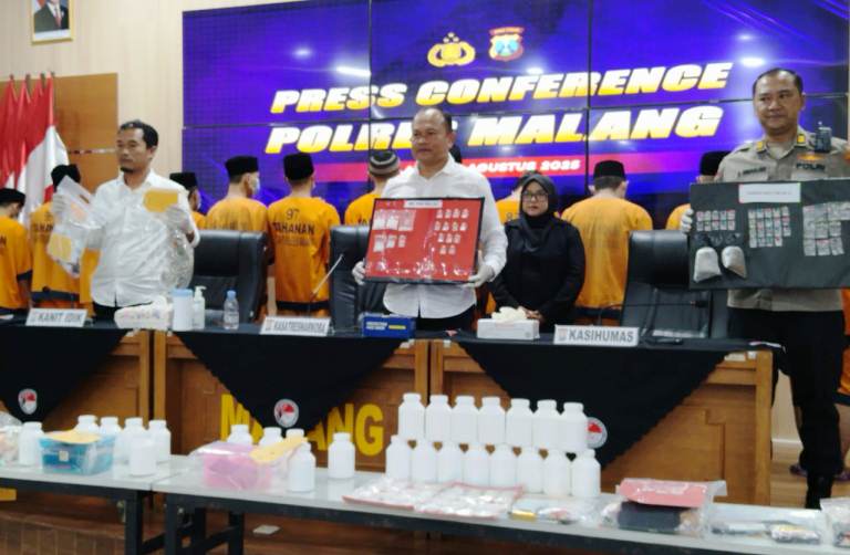 Satreskoba Polres Malang Tangkap 13 Pengedar, Sita Ribuan Butir Pil Berbahaya