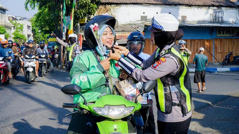 Aksi Simpatik Satlantas Polres Pasuruan, Bagikan Helm SNI dan Beri Reward untuk Pengendara