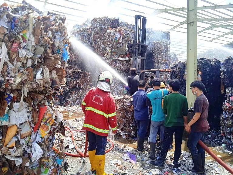 Forklift Meledak di Pabrik Kertas Pasuruan, Api Lahap Gudang Produksi