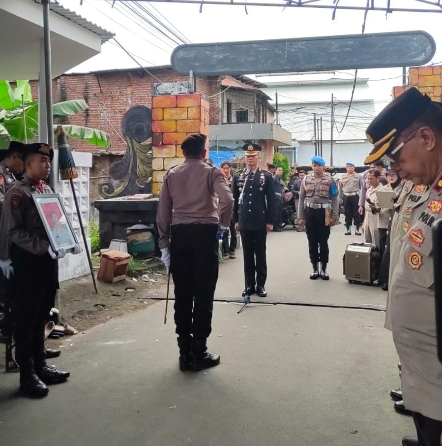 Polsek Bubutan Hadiri Upacara Pemakaman AKP Andry Siswanto di TPU Wonokitri