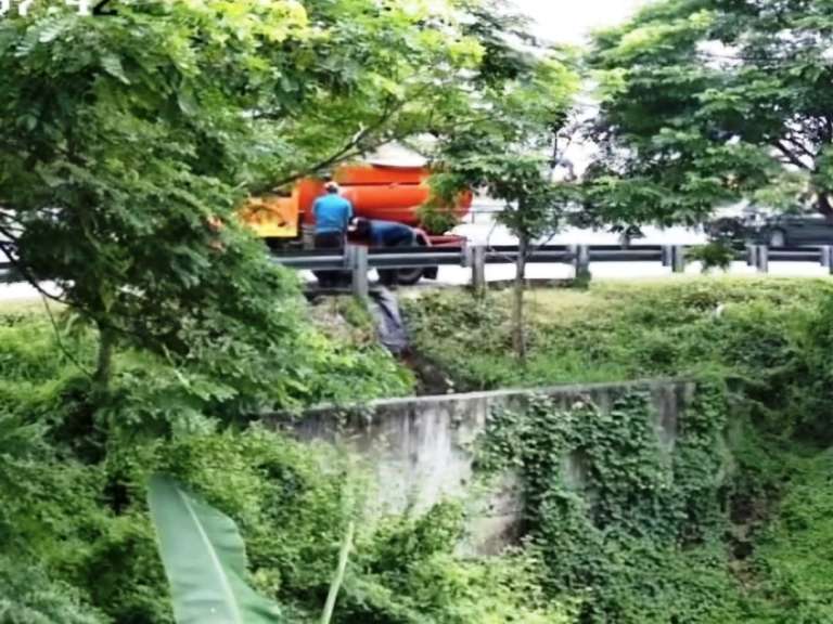 Truk Muat Tinja Buang Limbah di Pinggir Tol Gempas, DLH Pasuruan Minta Polisi Lacak Pelaku