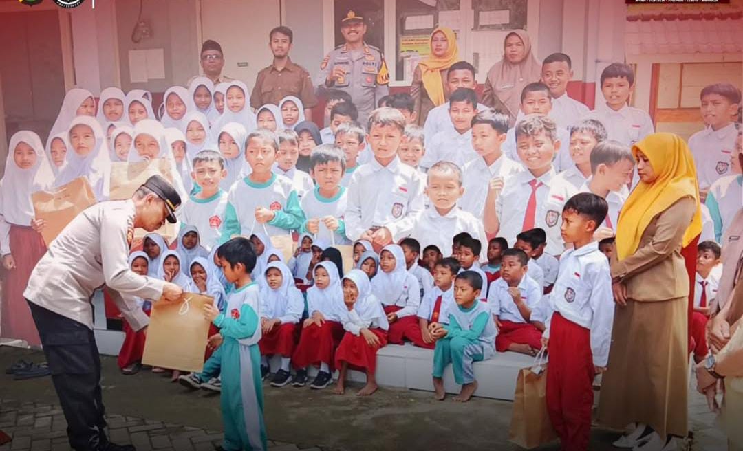 Polsek Sekar Beri Bantuan Sepatu, Dukung Semangat Belajar Siswa SDN Bobol III
