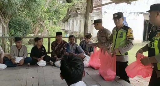 Polsek Kapas Berbagi Takjil Nasi Kotak ke Panti Asuhan Al Fajar 