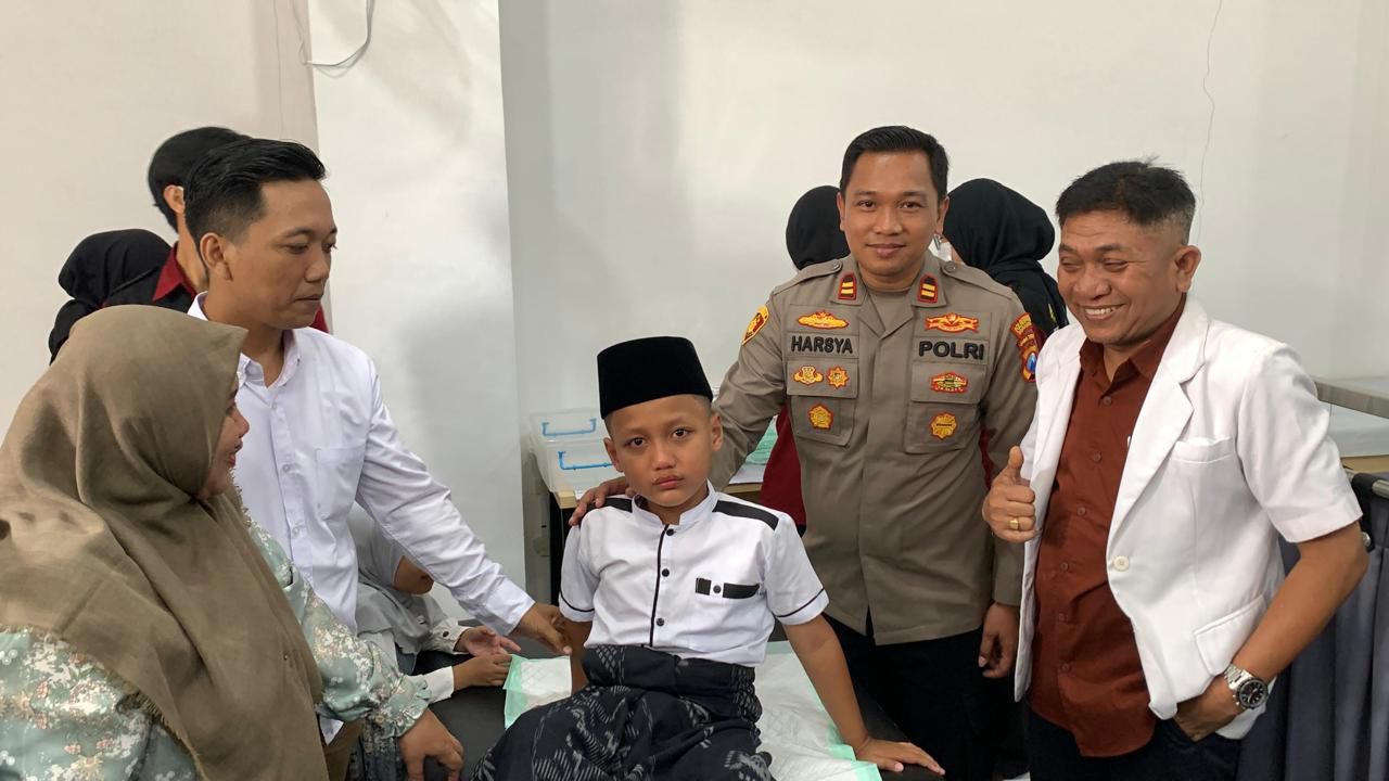 Polsek Gunung Anyar Gelar Bakti Sosial Kesehatan di Hari Bhayangkara ke-79