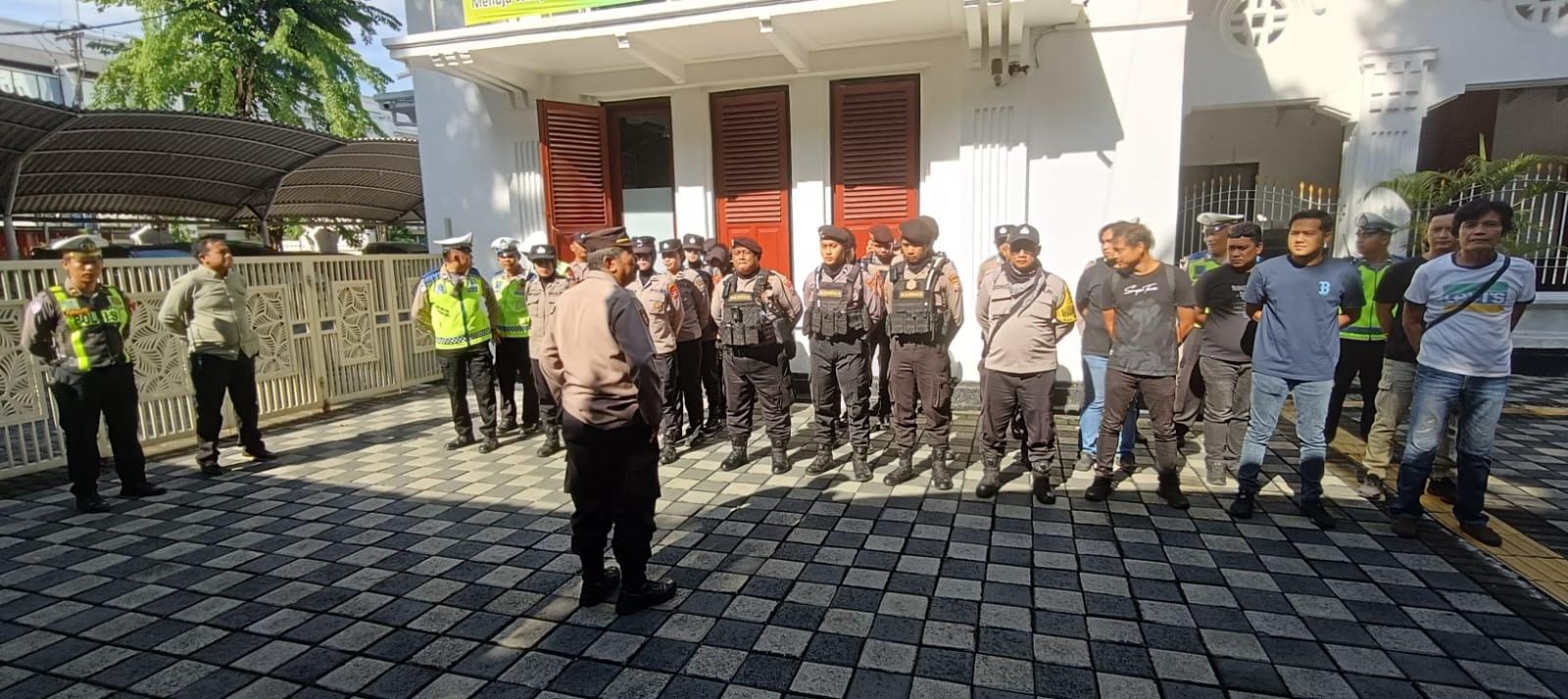 Jaga Kondusivitas PN Surabaya, Polsek Sawahan Kerahkan Puluhan Personel Amankan Aksi Buruh FSBI