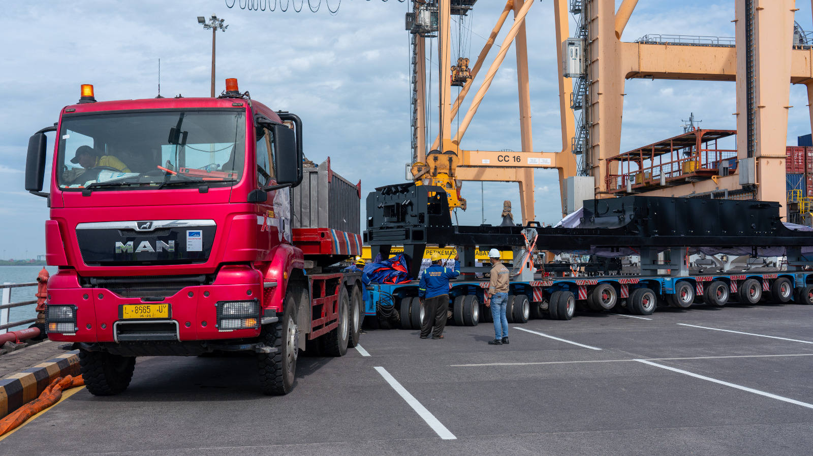 Terminal Petikemas Surabaya Dukung Ekspor Locomotive Platform INKA ke Australia