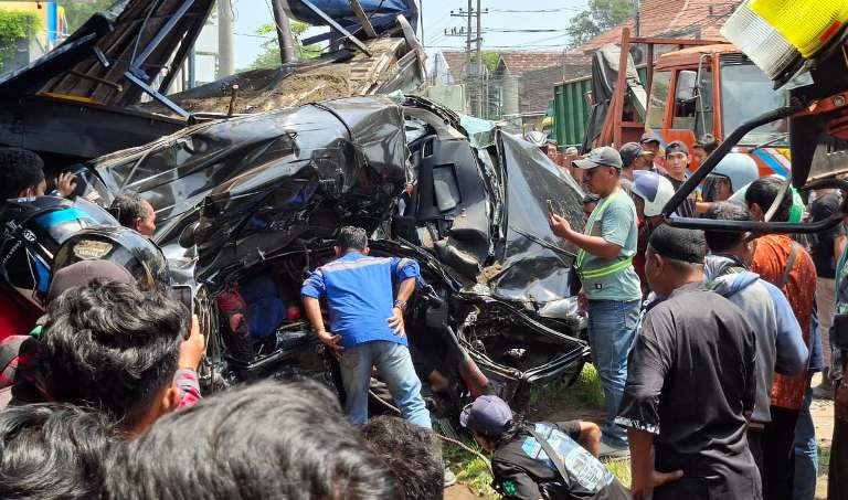 Remuk Dihantam Truk Pasir, Sopir Avanza di Pasuruan Tewas Terjepit