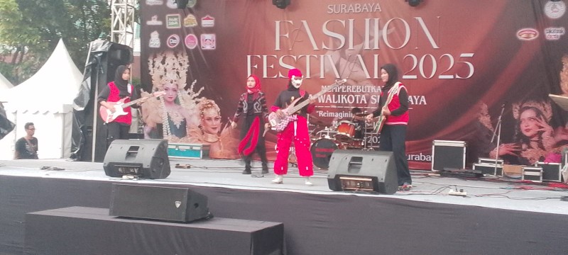 Band Metamorphosis Tampil Memukau di Surabaya Fashion Festival 2025 