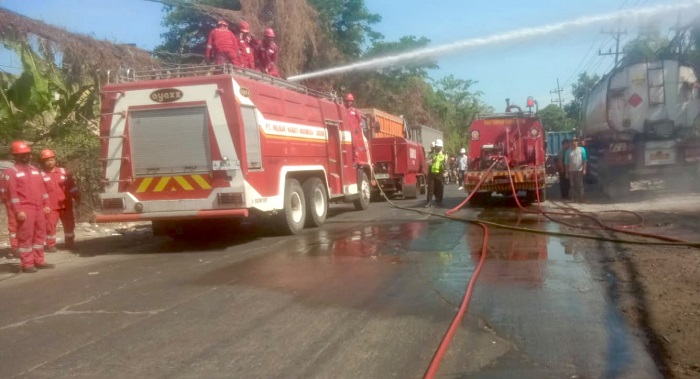 Kebakaran di Jalan Kapten Darmo Sugondo Gresik, Tumpukan Ban Truk Hangus