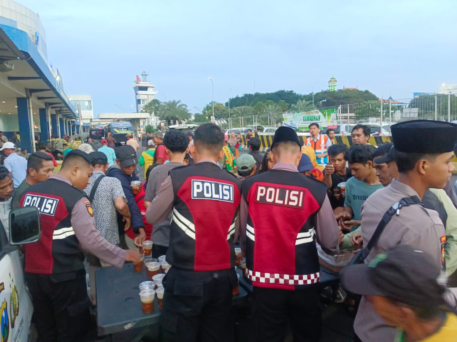 Satsamapta Polres Pelabuhan Tanjung Perak Berbagi Takjil di Pelabuhan Gapura Surya Nusantara