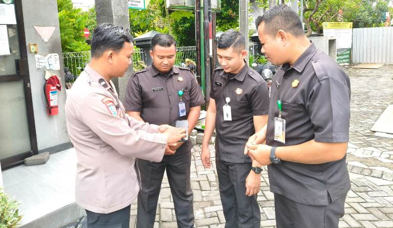 Tingkatkan Keamanan, Polsek Gayungan Sambangi RSMM Jatim dan Sosialisasi Layanan Call Center 110
