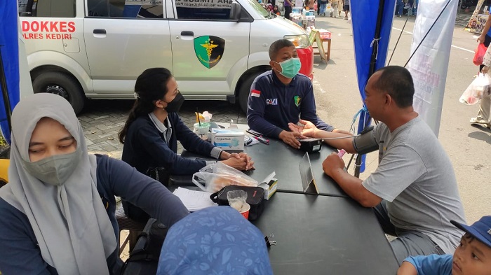 Polres Kediri Gelar Pengobatan Gratis di CFD Pare Ajak Warga Hidup Sehat