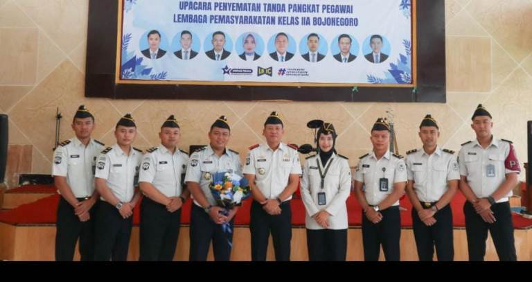 Lapas Bojonegoro Sematkan Tanda Pangkat Delapan Pegawai Naik Golongan