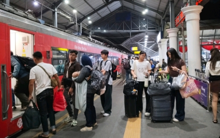 Semarak HUT ke-81 RI, Livery Merah Putih Hiasi Kereta Api Daop 8 Surabaya