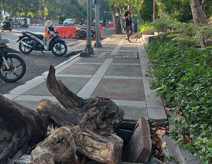 Penutup Saluran Air Jebol Bahayakan Pengunjung di Taman Bungkul