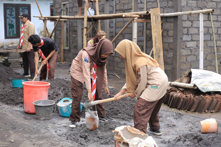 Tutup Tahun 2024, Kwarda Pramuka Jawa Timur Beri Bantuan Pemugaran Rumah Tidak Layak Huni di Jember