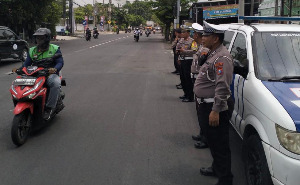 Polsek Karangpilang Berbaur dengan Masyarakat, Patroli Intensif Jaga Kamtibmas