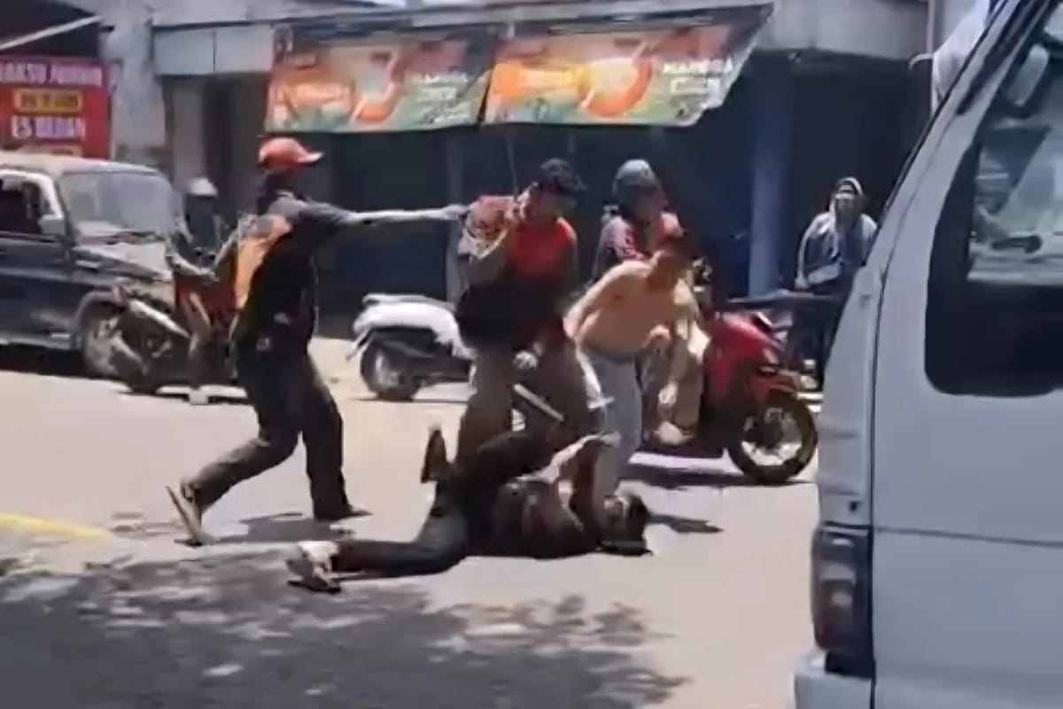 Viral, Dua Sopir Truk Terlibat Perkelahian di Depan Pasar Baureno