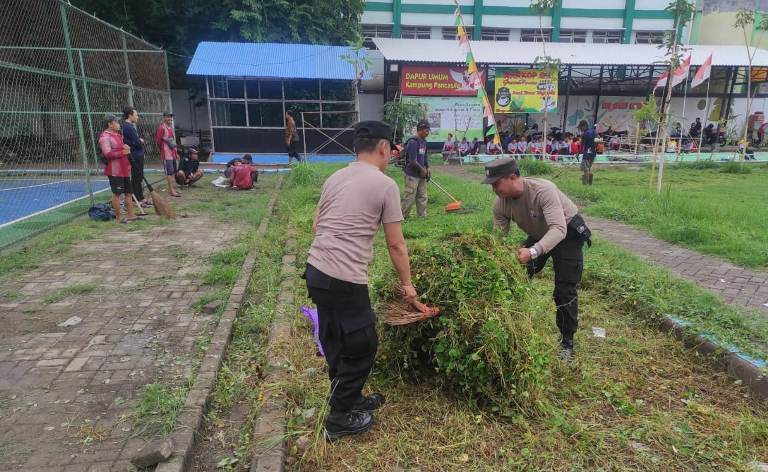 Wujudkan Surabaya Hijau, Polsek Wonocolo Ajak Warga Kerja Bakti di Kebun Serpis