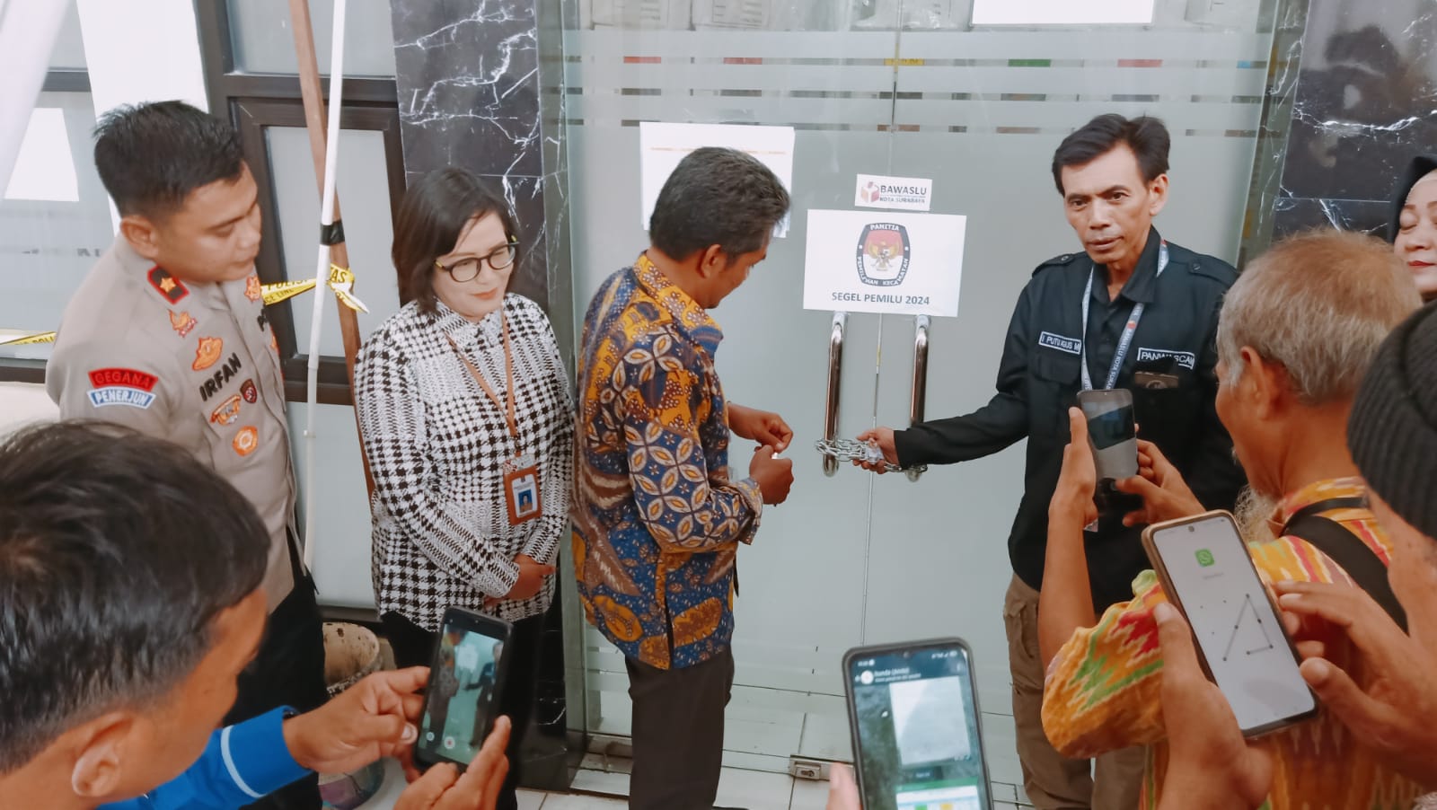 Pengamanan Ketat Rekapitulasi Suara Pemilu 2024 di PPK Simokerto