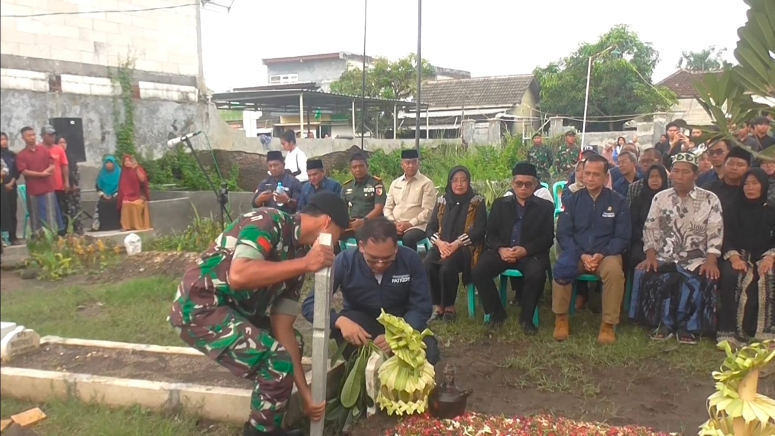 Mentrans Kunjungi Rumah Duka Anggota Tim Ekspedisi Patriot di Sidoarjo yang Gugur Saat Tugas