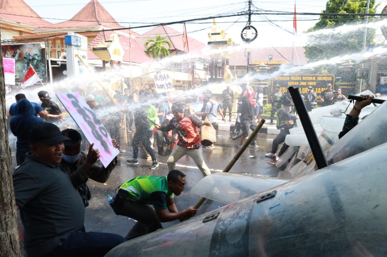 Ratusan Aparat Gabungan di Lumajang Gelar Penanganan Simulasi Konflik Sosial Pilkada 2024