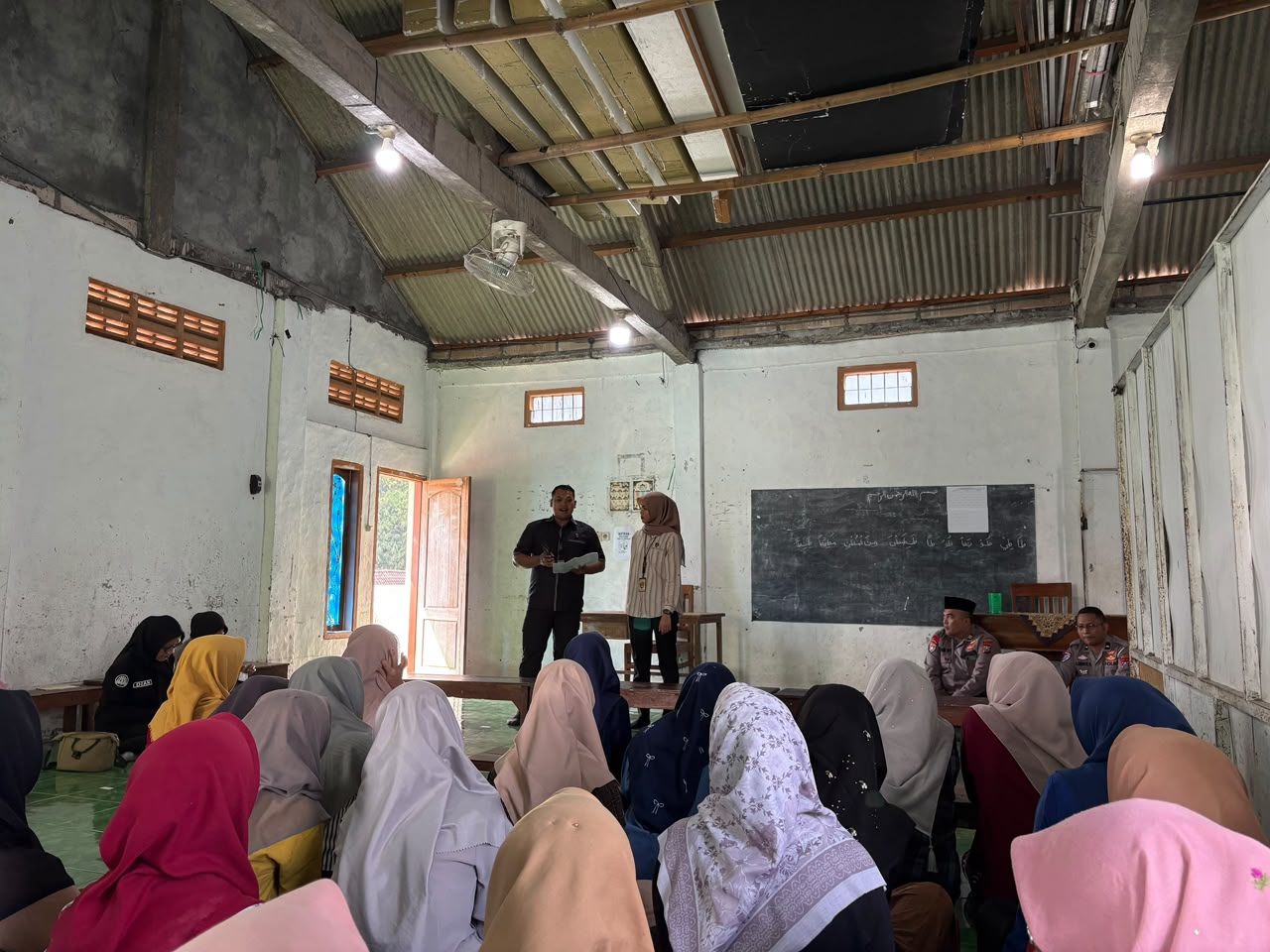 Polwan Polres Ngawi Edukasi Santri, Cegah Kekerasan Seksual