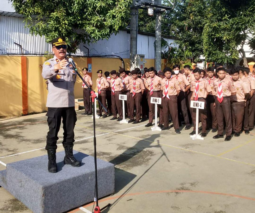 Kapolsek Jambangan Beri Pembinaan Tertib Berlalulintas di SMAN 18 Surabaya