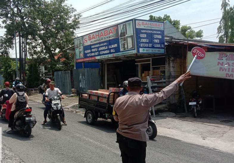 Polsek Lakarsantri Atur Lalin dan Beri Imbauan Penting di MI Muhammadiyah 28 Bangkingan