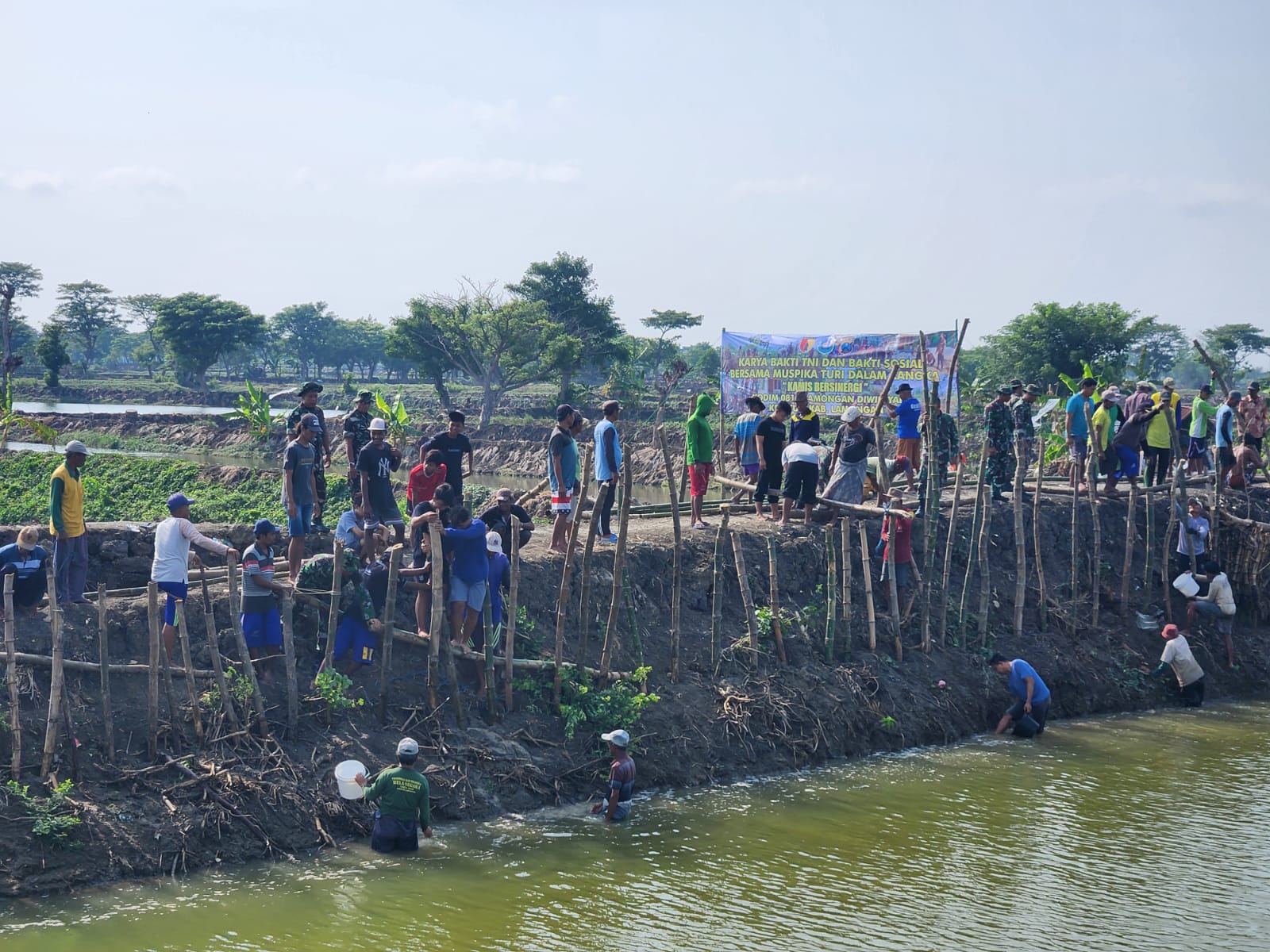 Tanggap Bencana Banjir, Kodim Lamongan Bersama Muspika Turi Bersinergi