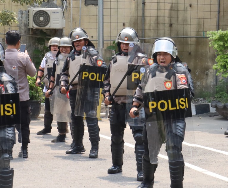 Kapolres Pelabuhan Tanjung Perak AKBP Wahyu Hidayat Ikut Latihan Dalmas