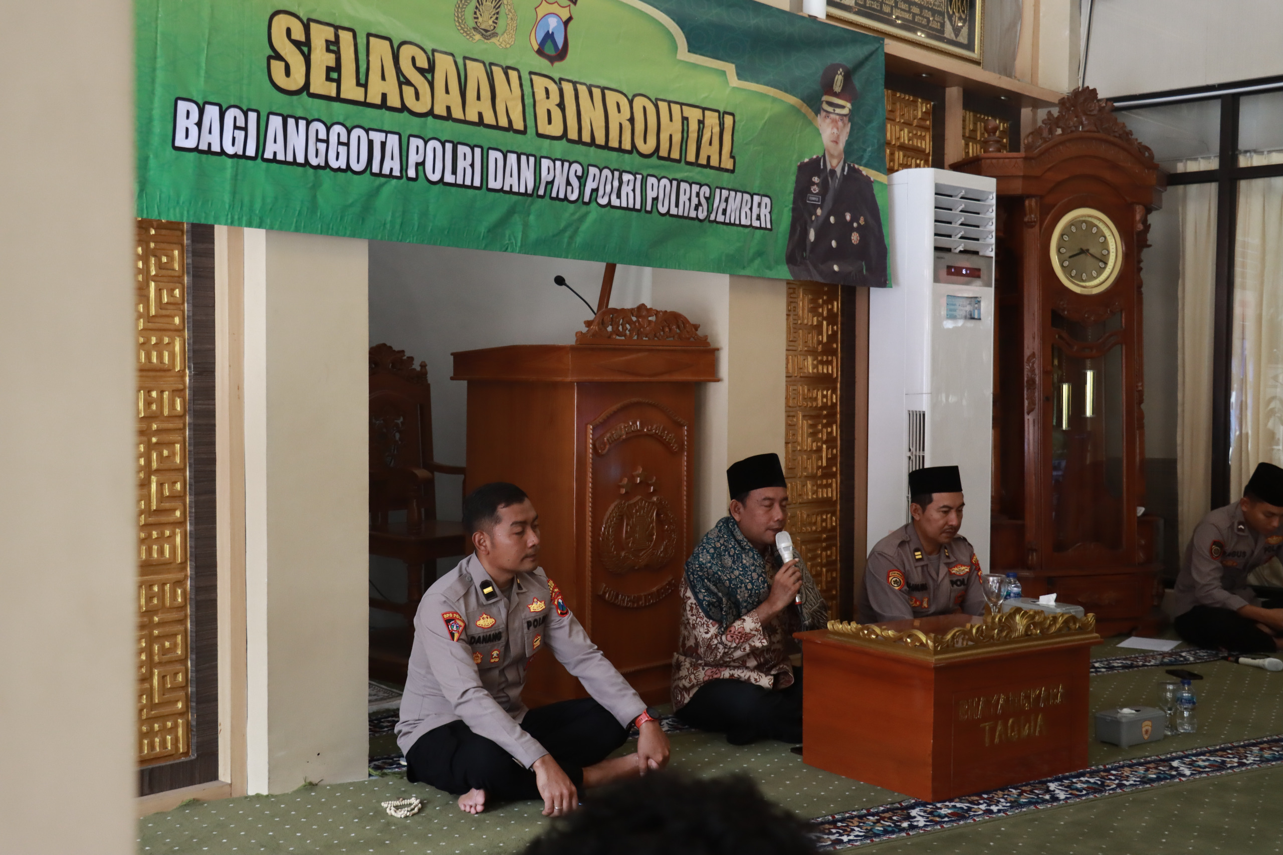 Perkuat Integritas Personel, Polres Jember Gelar Binrohtal Bersama KH Achmad Nafi’