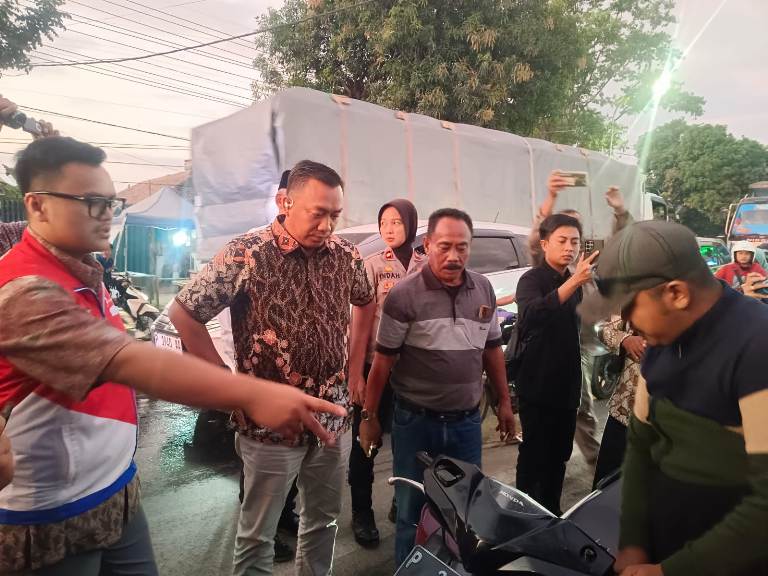 Sidak SPBU Kalianget Situbondo, Mas Rio Dapati 26 Jeriken dan 2 Motor Pengimbal Ditinggal Pemiliknya