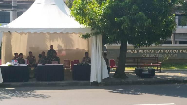DPRD Ngawi Masih Dijaga Ketat TNI-Polri Pasca-Unjuk Rasa