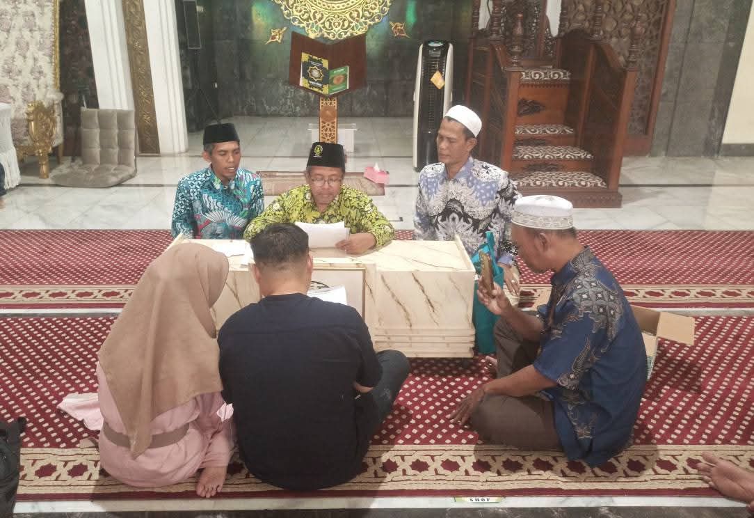 Hidayah di Bumi Wali, TKA Asal China Resmi Masuk Islam di Masjid Agung Gresik