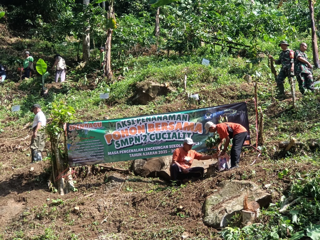 Rangkaian MPLS, Siswa Baru SMPN 2 Gucialit Dikenalkan Cinta Lingkungan