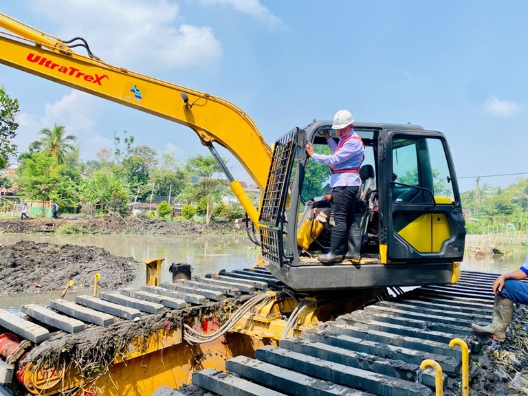 Setelah 12 Tahun, Tugu Tirta Kota Malang Keruk Endapan Sungai Wendit