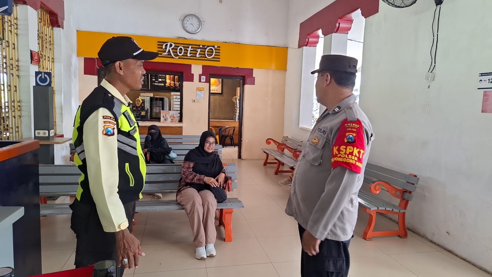 Cegah Kriminalitas, Polsek Bojonegoro Kota Patroli di Stasiun