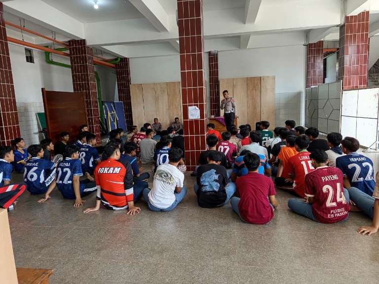 Unit Kamsel Satlantas Polres Kediri Kota Sosialisasi Kamseltibcarlantas di Ponpes Wali Barokah