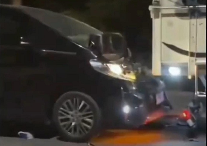 Mobil Alphard KH Anwar Zahid Kecelakaan di Jalan Raya Bojonegoro-Ngawi