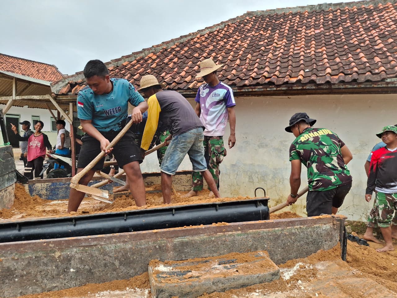 Puasa, Satgas TMMD Kodim 0827/Sumenep Tetap Semangat Turunkan Material Tanah Pemasangan Paving