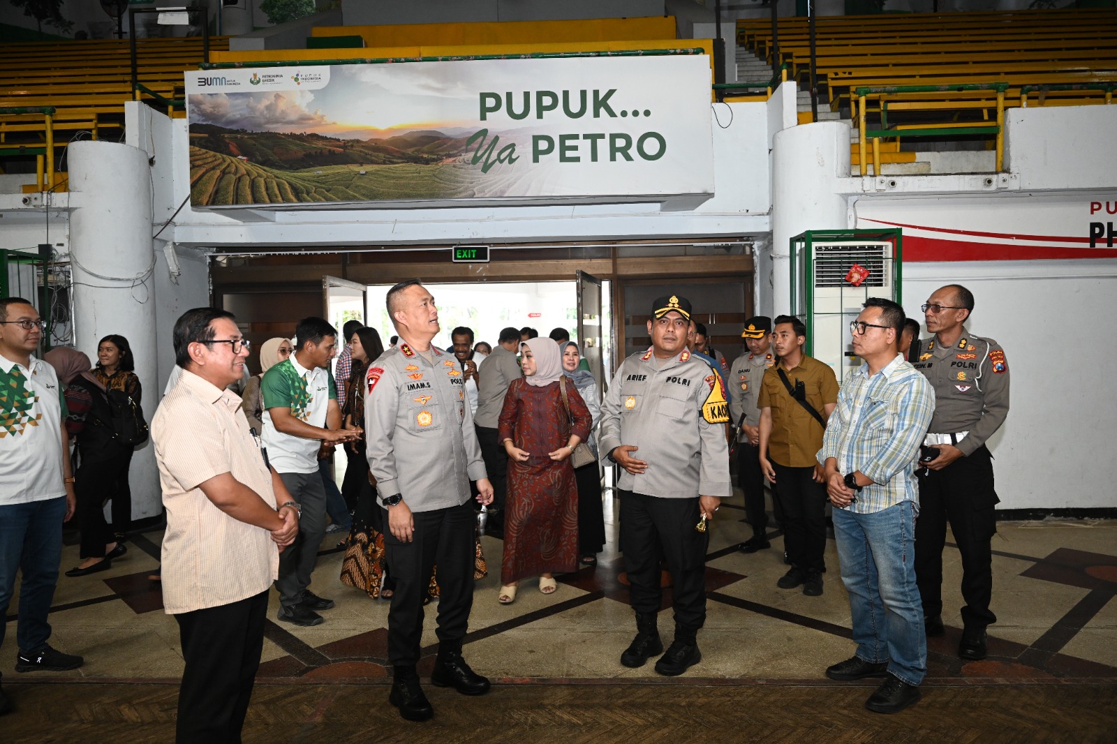 Kapolres Gresik Dampingi Kapolda Jatim Survey SOR Tri Dharma Petrokimia Gresik untuk Bhayangkari Voli Cup 2024