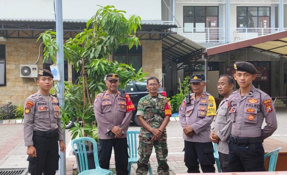  Polres Tanjung Perak Patroli Keamanan di Kantor PPK, Menjaga Ketertiban dan Keamanan Penghitungan Suara